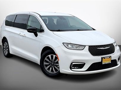 Used 2024 Chrysler Pacifica Select