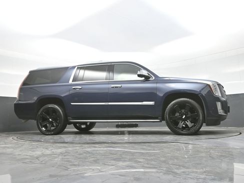 Used 2019 Cadillac Escalade ESV Luxury image 34