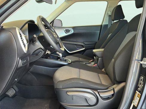 Used 2025 Kia Soul LX w/ LX Technology Package FWD image 13