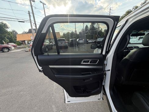 Used 2017 Ford Explorer XLT w/ Equipment Group 202A AWD/4WD image 15