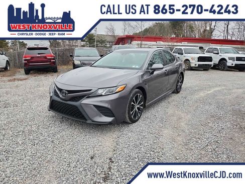 Used 2018 Toyota Camry SE image 1
