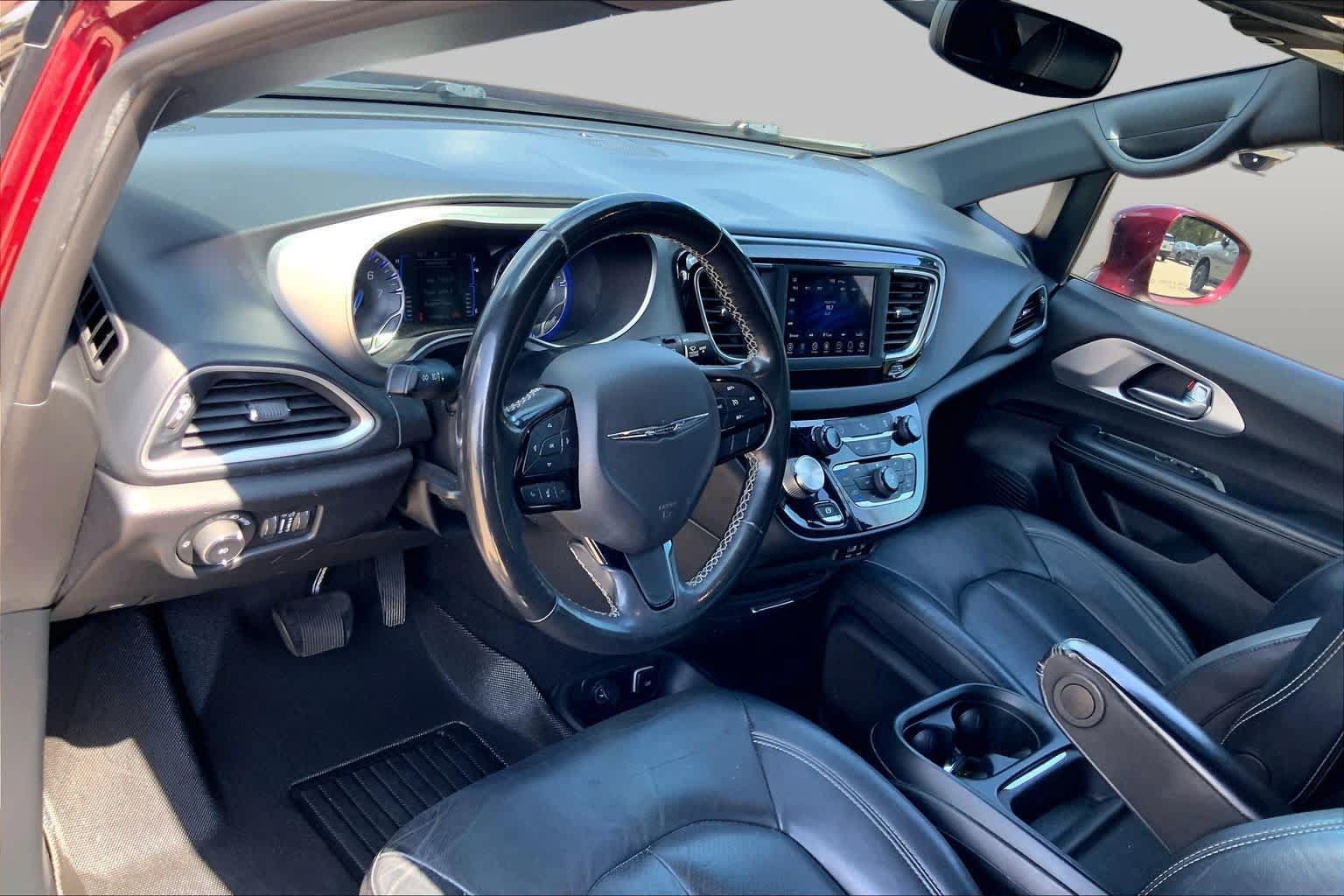 Used 2020 Chrysler Pacifica Touring-L w/ S Appearance Package FWD image 18