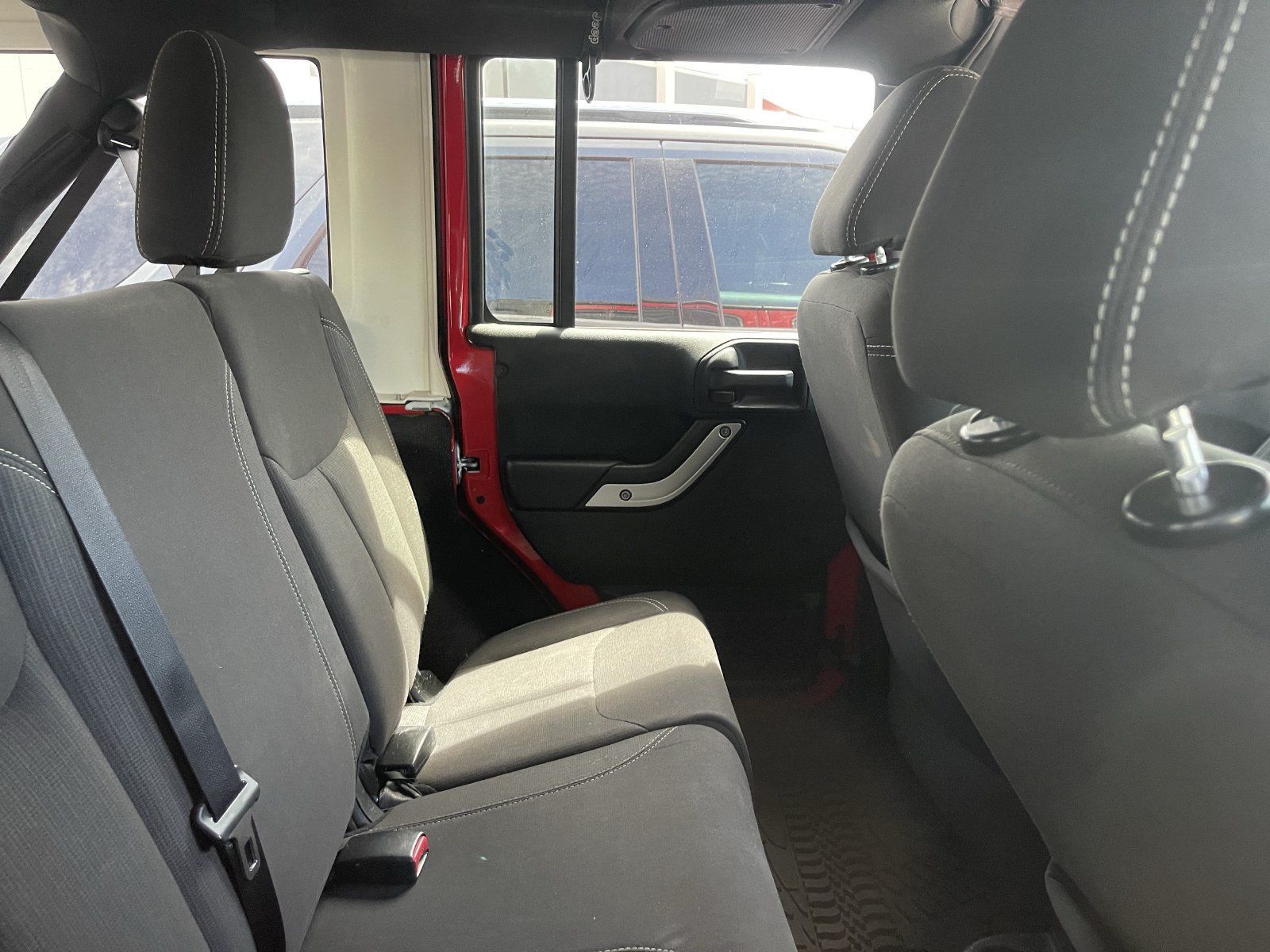 Used 2017 Jeep Wrangler Unlimited Sahara w/ Connectivity Group AWD/4WD image 8