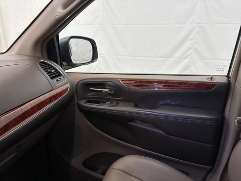 Used 2016 Chrysler Town & Country Touring-L w/ Driver Convenience Group FWD image 25