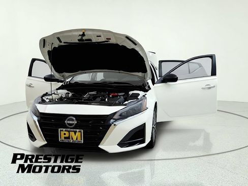 Used 2025 Nissan Altima 2.5 SV FWD image 12