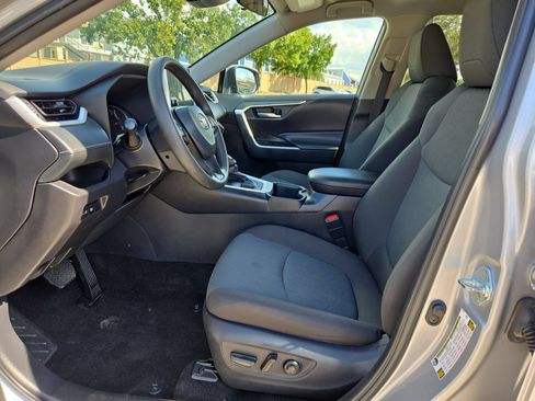 Used 2025 Toyota RAV4 XLE AWD/4WD image 9