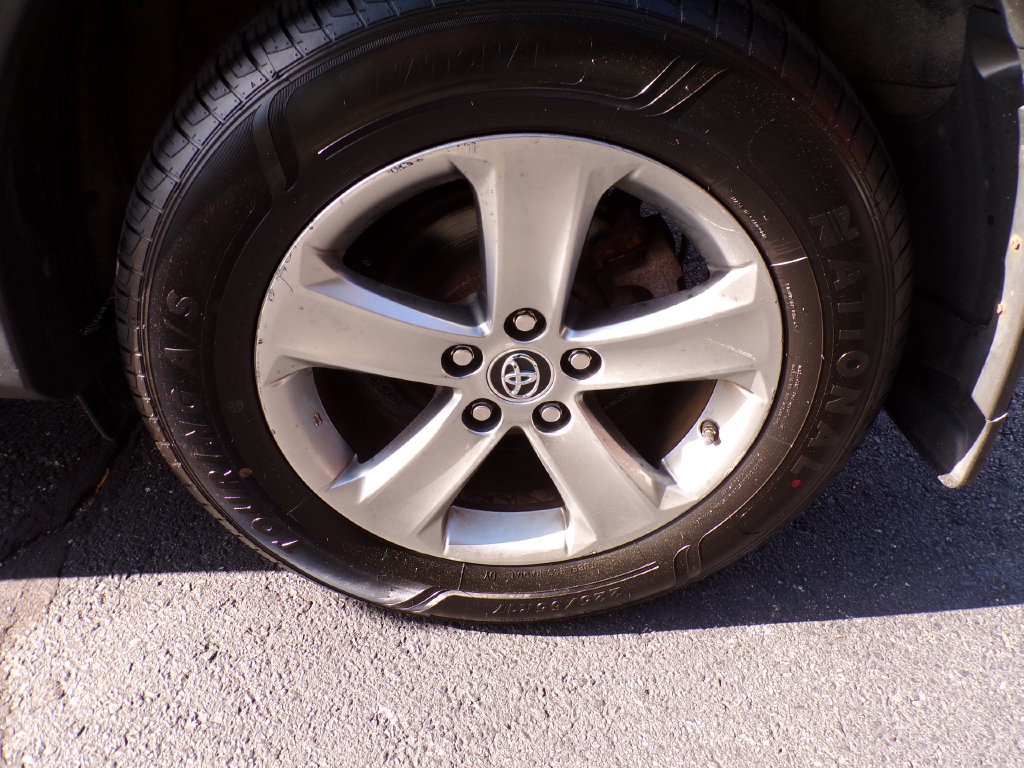 Used 2015 Toyota RAV4 XLE w/ Four Season Floor Mat Package AWD/4WD image 5