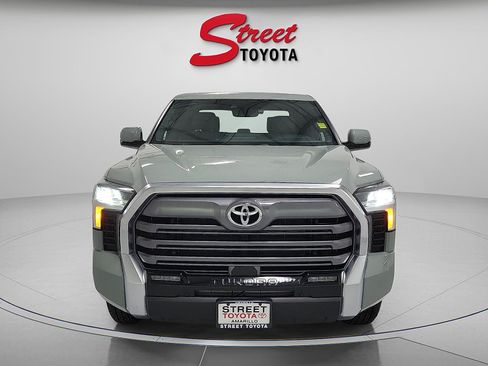 Used 2025 Toyota Tundra Limited AWD/4WD image 6
