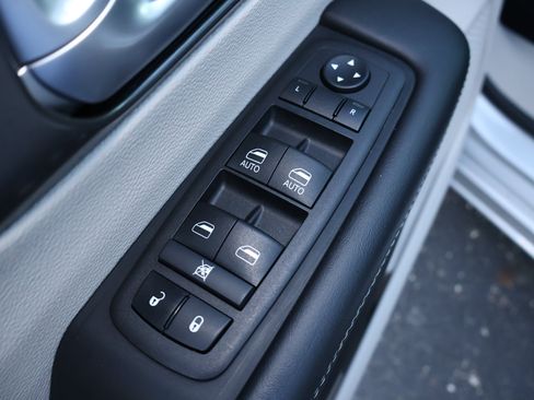Used 2024 Chrysler Pacifica Touring-L FWD image 8