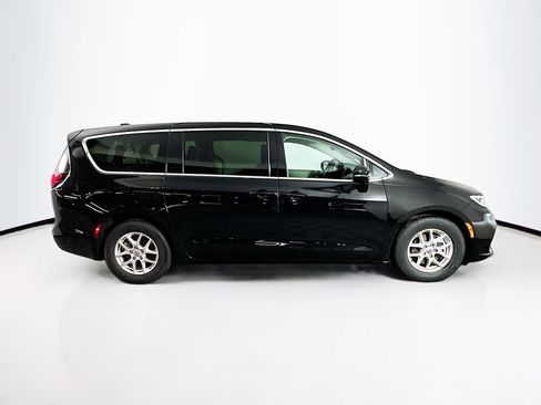 Used 2024 Chrysler Pacifica Touring-L image 10