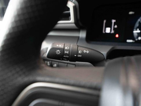 Used 2025 Toyota Tacoma SR5 AWD/4WD image 13