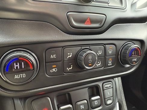 Used 2021 GMC Terrain SLE w/ Driver Convenience Package image 24