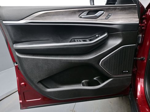 Used 2025 Jeep Grand Cherokee L Limited w/ Luxury Tech Group II image 9