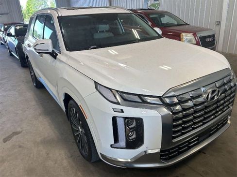 Used 2025 Hyundai Palisade AWD image 2