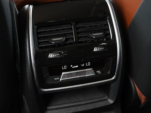 Used 2022 BMW X7 xDrive40i w/ Premium Package AWD/4WD image 26