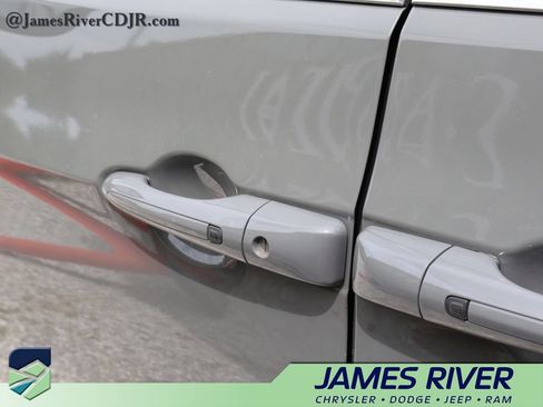 Used 2023 Chrysler Pacifica Touring-L FWD image 24