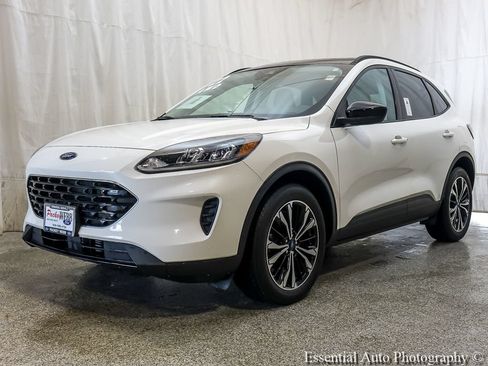 Used 2022 Ford Escape SE w/ SE Sport Appearance Package AWD/4WD image 2