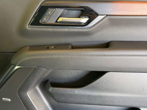 Used 2025 GMC Yukon Denali AWD/4WD image 23