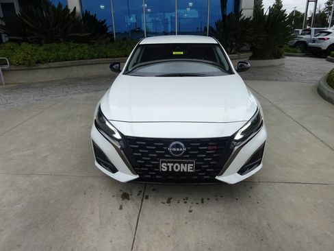 Used 2023 Nissan Altima 2.5 SR FWD image 2