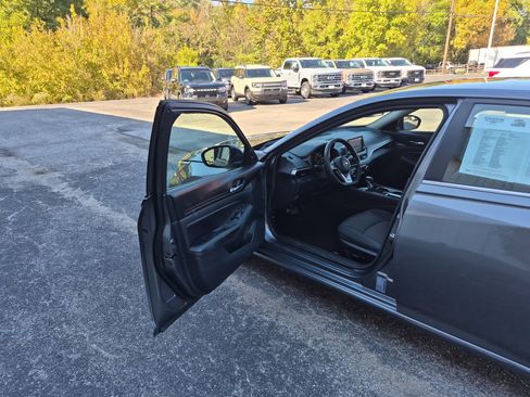 Used 2024 Nissan Altima 2.5 SV image 9