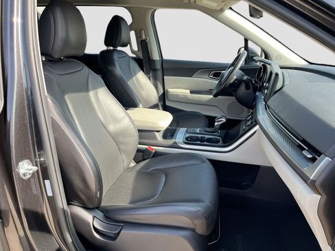 Certified 2024 Kia Carnival LX image 27