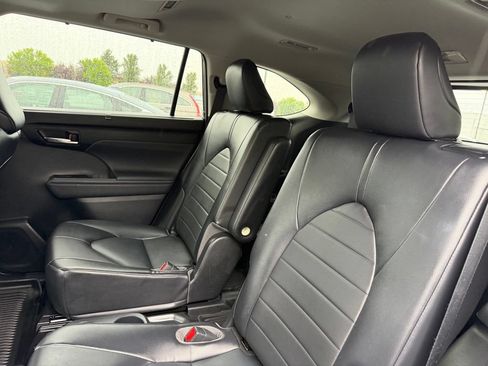 Used 2022 Toyota Highlander XLE AWD/4WD image 31