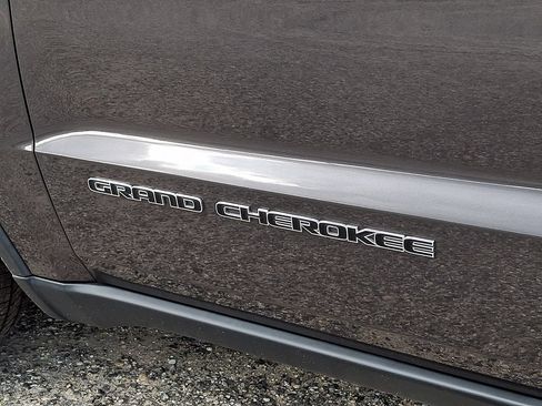 Used 2021 Jeep Grand Cherokee Laredo AWD/4WD image 32