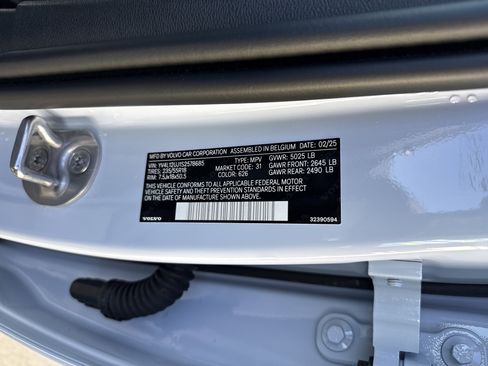 Used 2025 Volvo XC40 B5 Core image 37