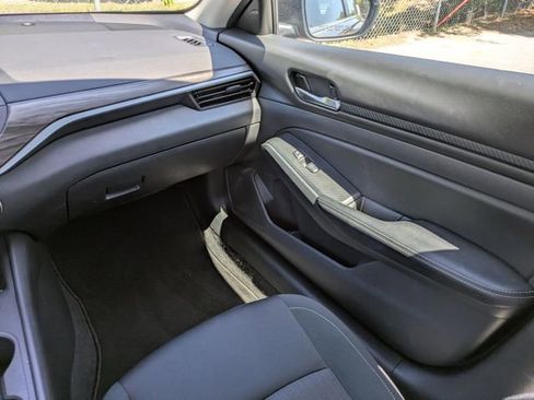Used 2025 Nissan Altima 2.5 SV FWD image 18
