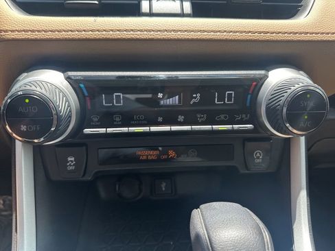 Used 2020 Toyota RAV4 XLE FWD image 19