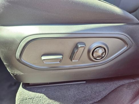 Used 2026 Jeep Grand Cherokee Laredo RWD image 23