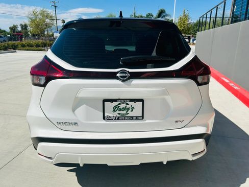 Used 2022 Nissan Kicks SV FWD image 3