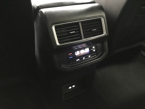 Used 2025 Volkswagen Atlas SE FWD image 16