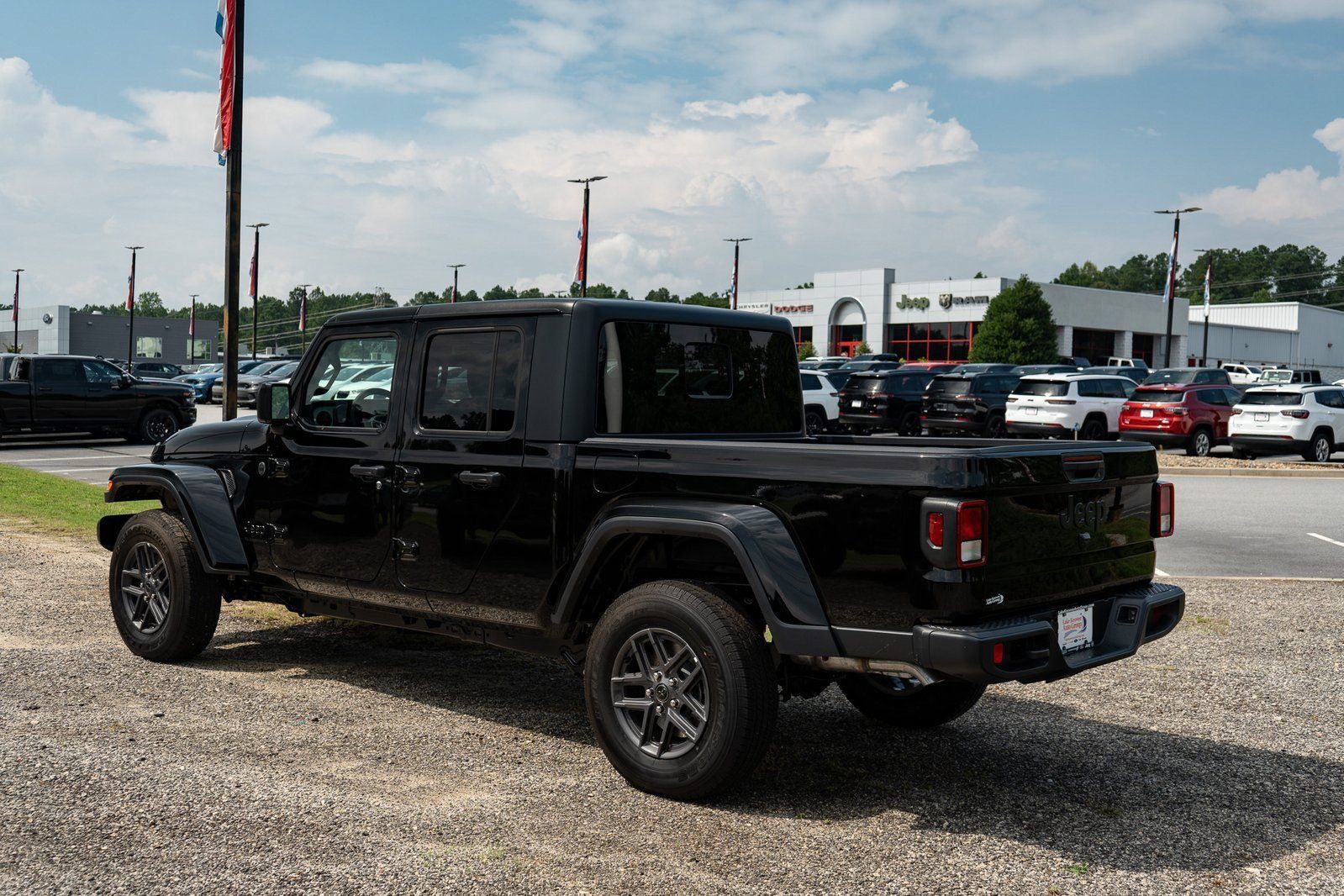 Used 2025 Jeep Gladiator Sport AWD/4WD image 7