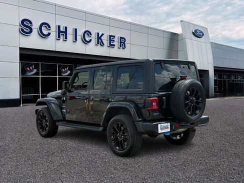 Used 2022 Jeep Wrangler Unlimited Sahara w/ Cold Weather Group AWD/4WD image 3