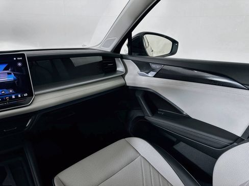 Certified 2025 Volkswagen Tiguan SE AWD/4WD image 22