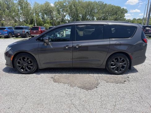 Used 2018 Chrysler Pacifica Limited w/ Advanced Safetytec Group FWD image 6