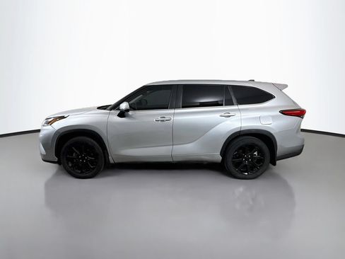 Used 2023 Toyota Highlander LE FWD image 4