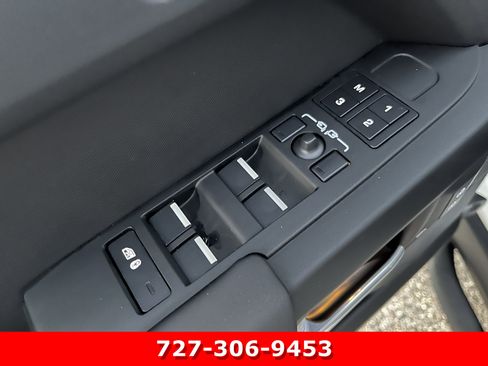 Used 2025 Land Rover Defender 110 X-Dynamic SE AWD/4WD image 16