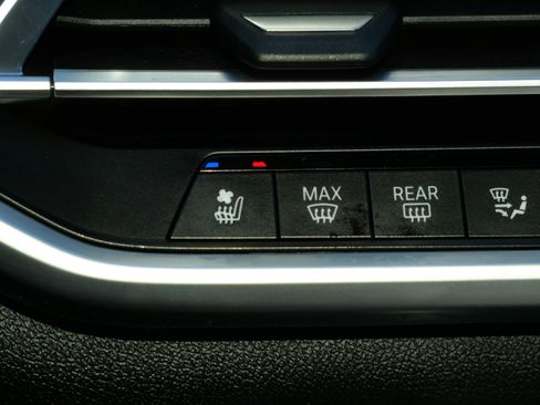 Used 2022 BMW X7 xDrive40i w/ M Sport Package AWD/4WD image 34