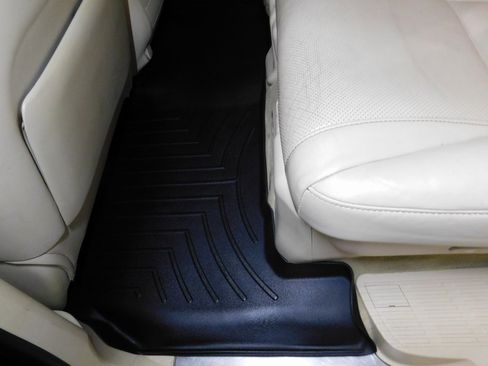 Used 2013 Lexus LX 570 4WD w/ Luxury Pkg w/Pre-crash image 71