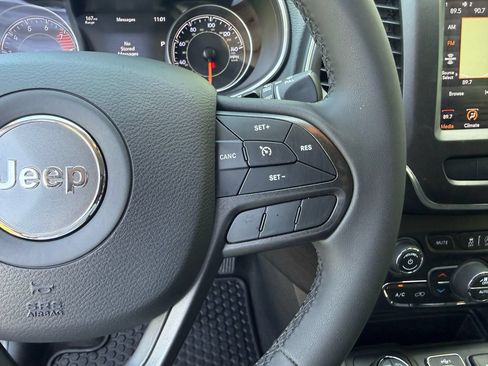 Used 2020 Jeep Cherokee Trailhawk AWD/4WD image 21