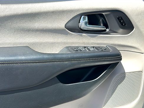 Used 2024 Chrysler Pacifica Touring-L FWD image 16