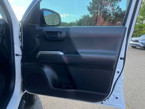 Certified 2022 Toyota Tacoma SR5 w/ Technology Package AWD/4WD image 32