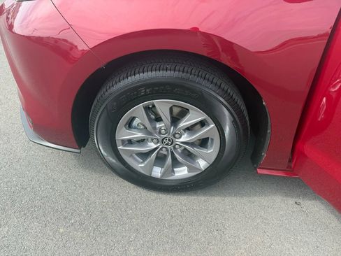 Used 2025 Toyota Sienna XLE AWD/4WD image 22