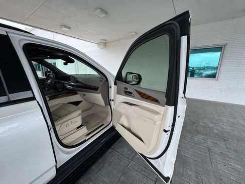 Used 2022 Cadillac Escalade Sport Platinum w/ Heavy-Duty Trailer Package AWD/4WD image 15