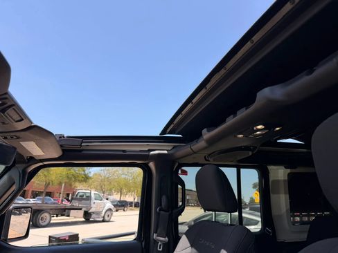 Used 2019 Jeep Wrangler Unlimited Sahara AWD/4WD image 15
