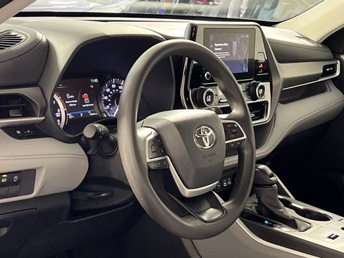 Used 2023 Toyota Highlander L FWD image 14