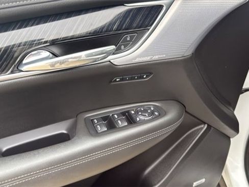 Used 2023 Cadillac XT6 Premium Luxury image 10