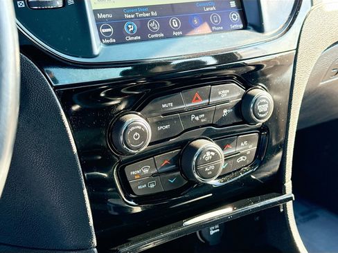 Used 2018 Chrysler 300 S w/ 300S Premium Group image 10